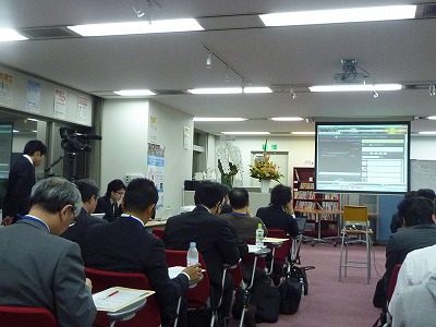 わかりにくいかもしれませんが本格的な機材（左）とスタッフでUST中継されました